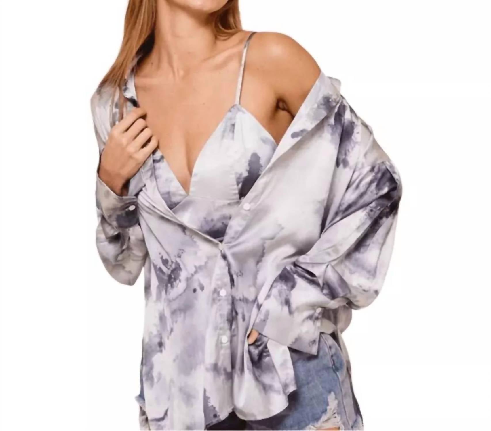 

Ces Femme Атласная рубашка Monica с принтом тай-дай и укороченный топ в сером цвете