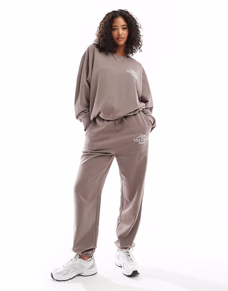 

Спортивные брюки свободного кроя ASOS DESIGN с манжетами и вышитым принтом «Монтана» в виде грибов
