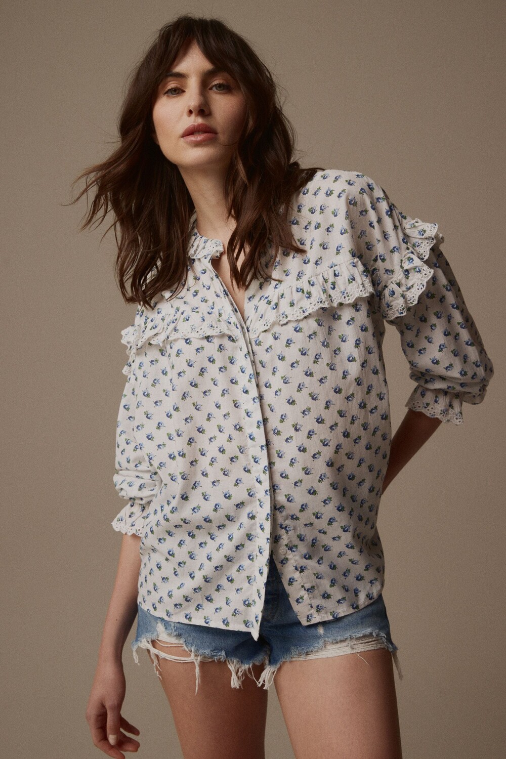 

Блузка отделана английской вышивкой Laura Ashley, экрю