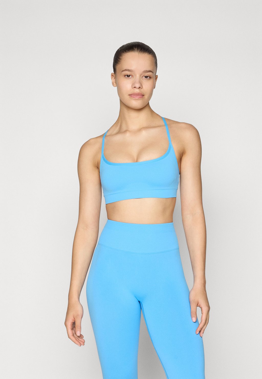 

Спортивный бюстгальтер с легкой поддержкой SLEEK SEAMLESS STRAPPY LOW IMPACT BRA Fabletics, синий