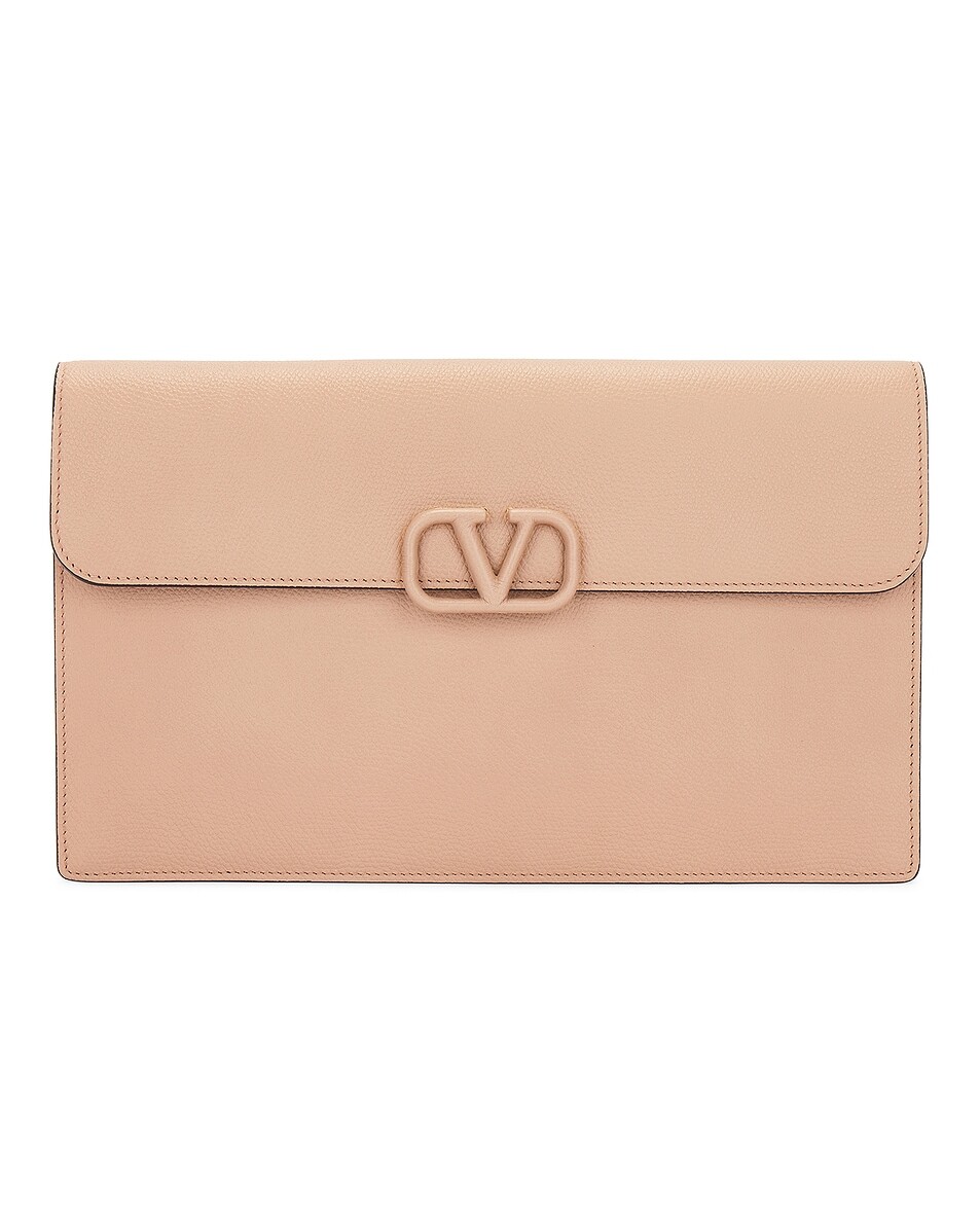 

Большая плоская сумка с логотипом V Valentino Garavani, цвет Rose Cannelle