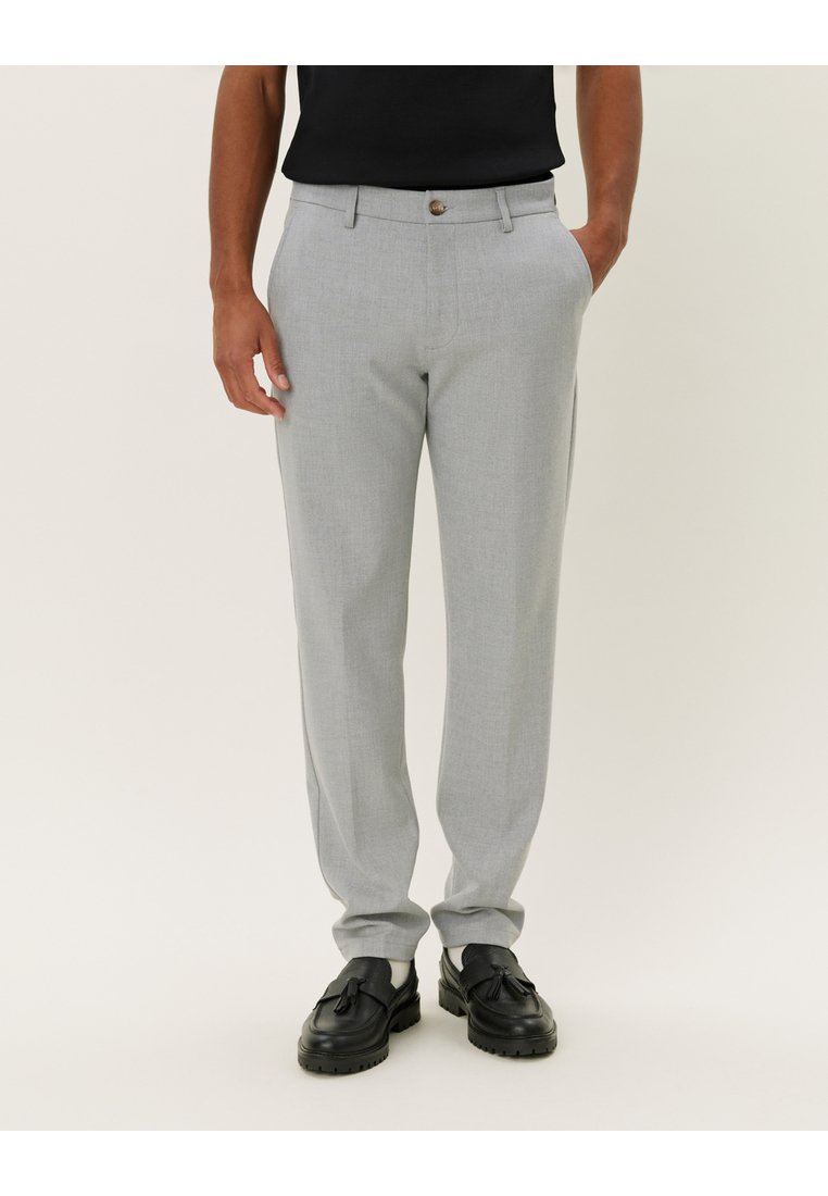 

Чиносы COMO PANTS SEASONAL Les Deux, серый
