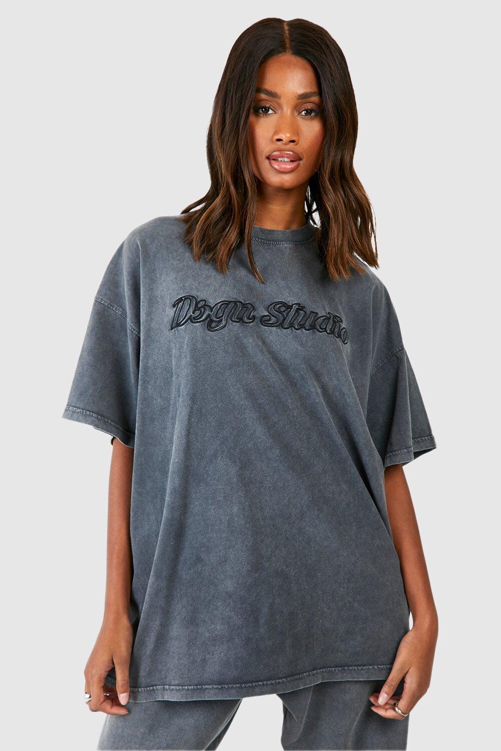 

Футболка оверсайз с вышивкой Dsgn Studio 3d Acid Wash boohoo, серый