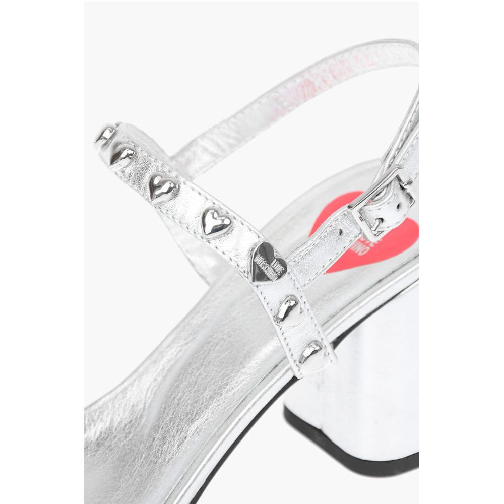 Сандалии LOVE из ламинированной кожи на толстом каблуке с заклепками Moschino, Silver — фото 4