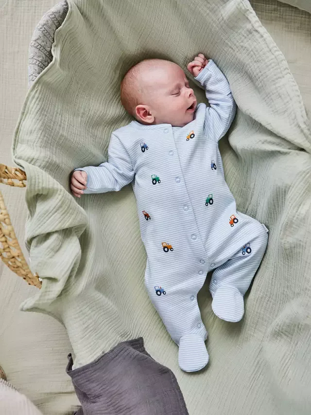 Детский пижамный комбинезон с вышивкой в виде трактора, синий JoJo Maman Bébé — фото 2