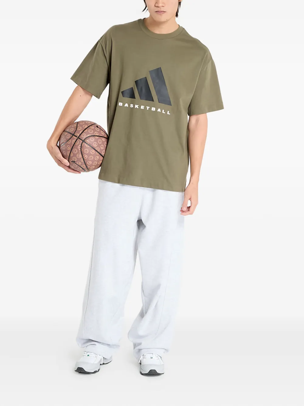 Футболка с баскетбольным логотипом Adidas, зеленый — фото 2