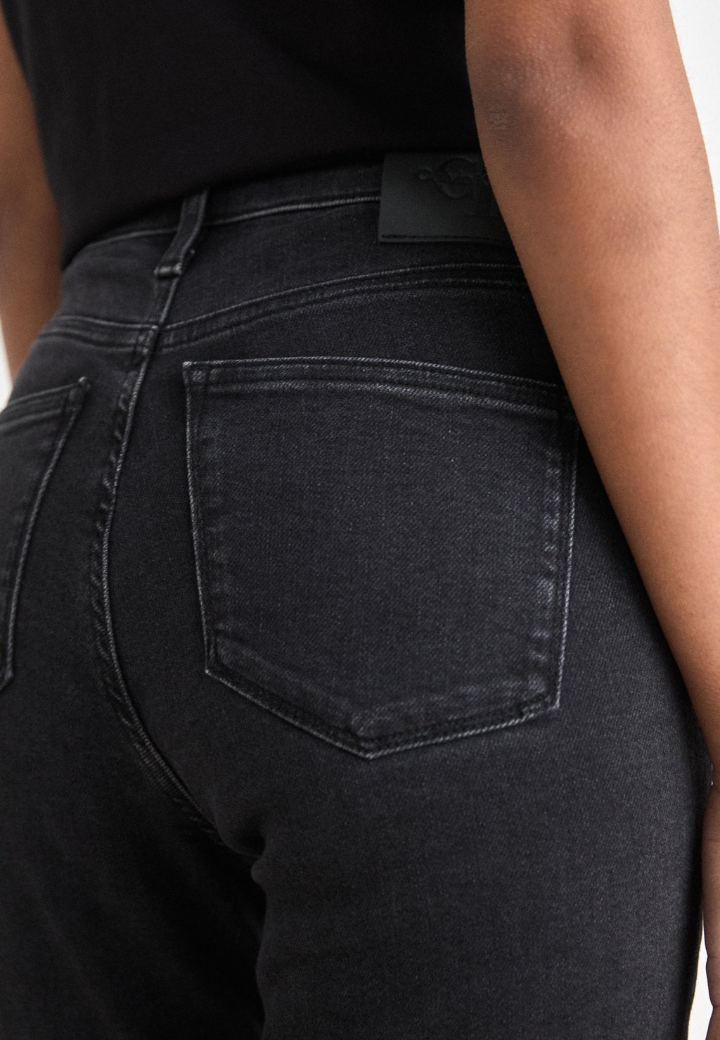 

Расклешенные джинсы Calvin Klein Jeans, черный деним