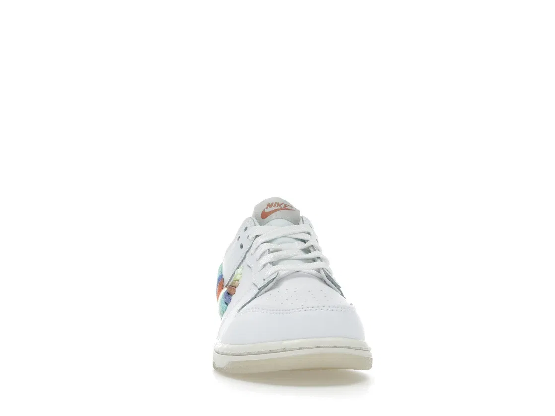 Детские кроссовки Lifestyle с принтом Nike Dunk Low SE Nike, White/Multi-Color/Dark Pony/Light Silver — фото 2