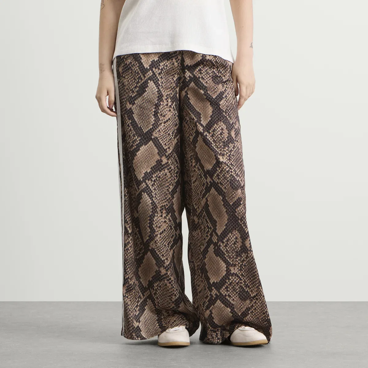 Штаны спортивные из сатина с принтом Satin Wide Leg Track Pant Adidas, Linen & Magic Beige — фото 2