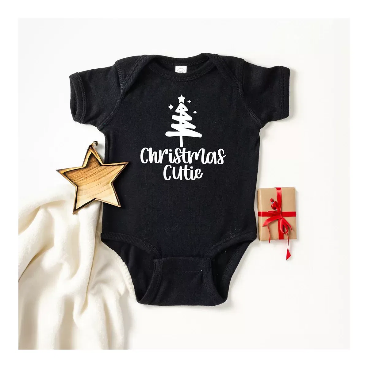 Детский боди с коротким рукавом Christmas Cutie Tree The Juniper Shop, Black — фото 2