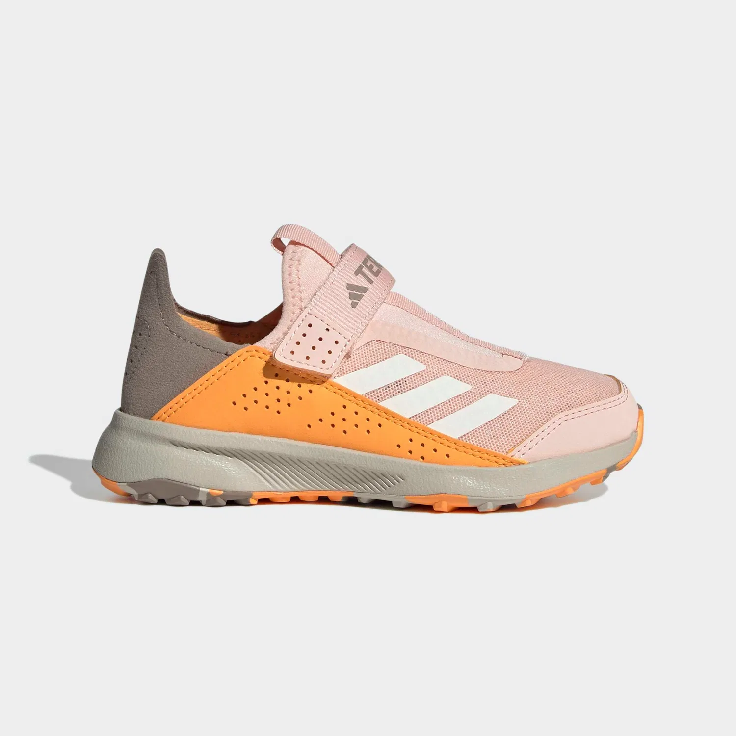 Детские кроссовки для активного отдыха Voyager 21 Slip-On Travel Adidas TERREX, Blush Pink/Off White/Pure Tangerine — фото 2
