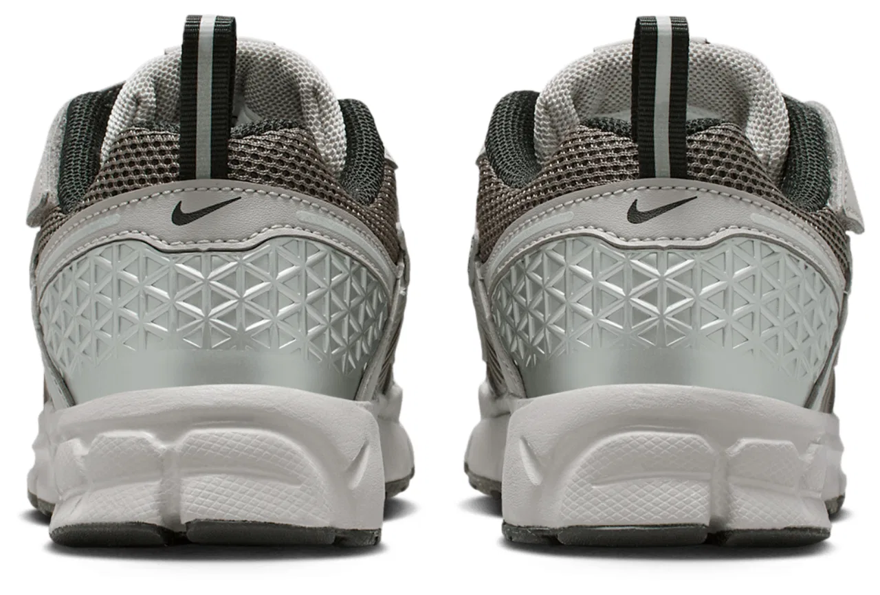 Кроссовки для мальчиков Nike Vomero 5, цвет College Grey/Cave Stone/Black — фото 3