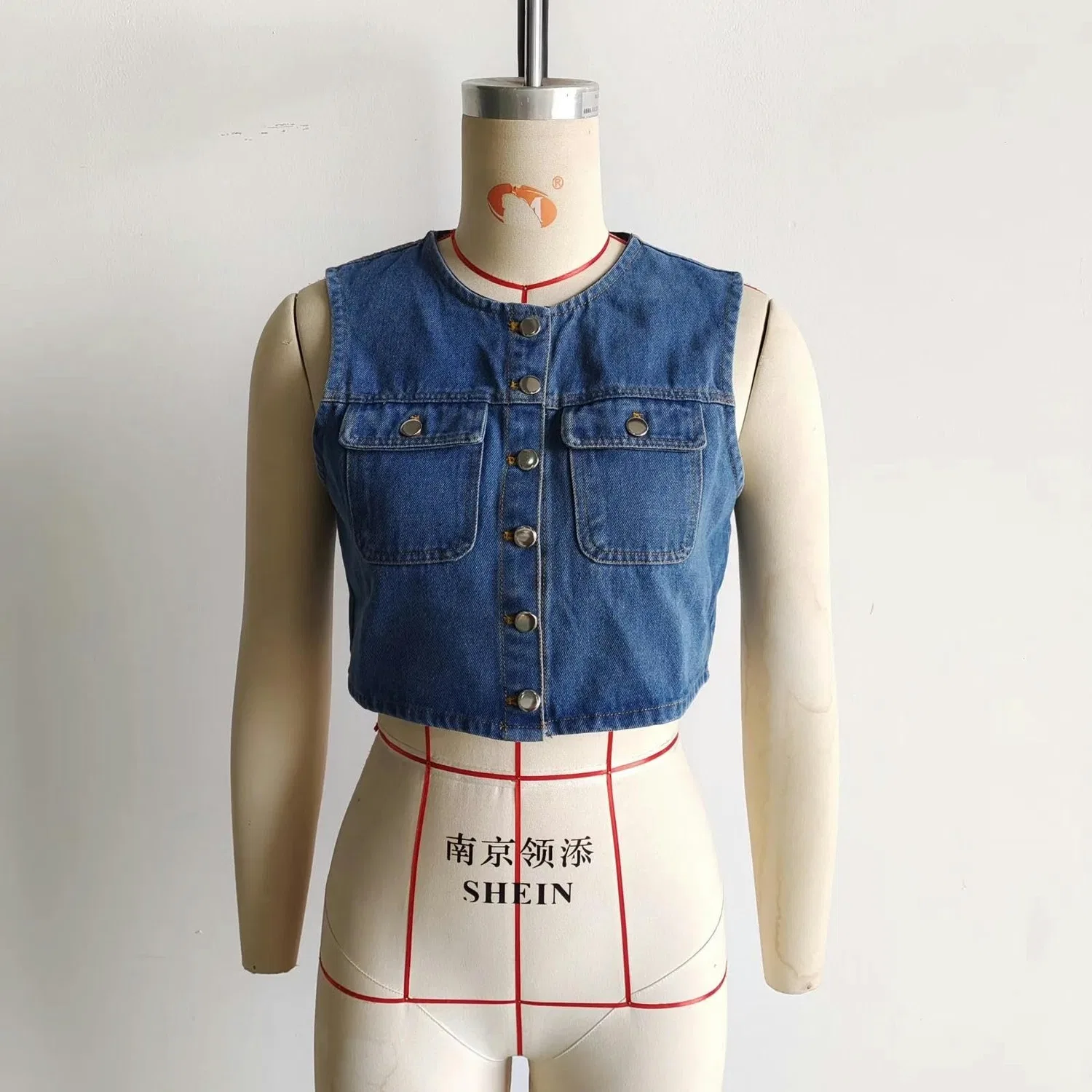 Женский джинсовый жилет с круглым вырезом и нагрудным карманом, Foto A Colori — фото 3
