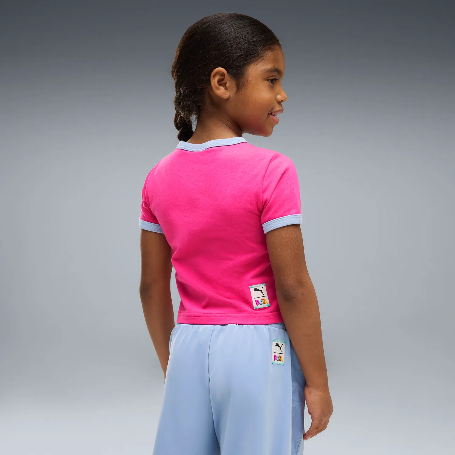 Узкая футболка с контрастной отделкой для маленьких детей Puma X Dora The Explorer, Pink Opal — фото 2