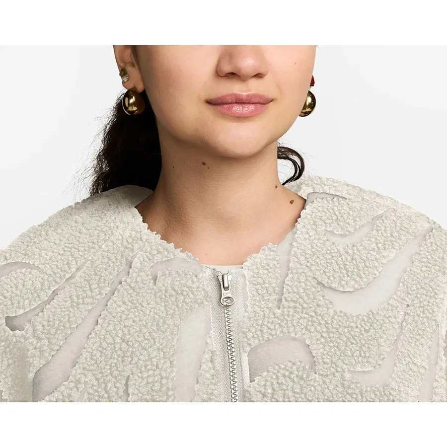 Женская куртка из искусственного меха с длинным рукавом Sportswear Cozy Long-Haired All-Over Swoosh Logo Lined Loose Full-Zip Nike, Кремовый — фото 4