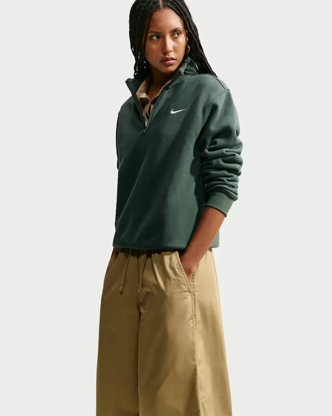 Женская футболка с застежкой-молнией на четверть длины Nike Studio Fleece Medium Weight, Camo Green/Sail — фото 3
