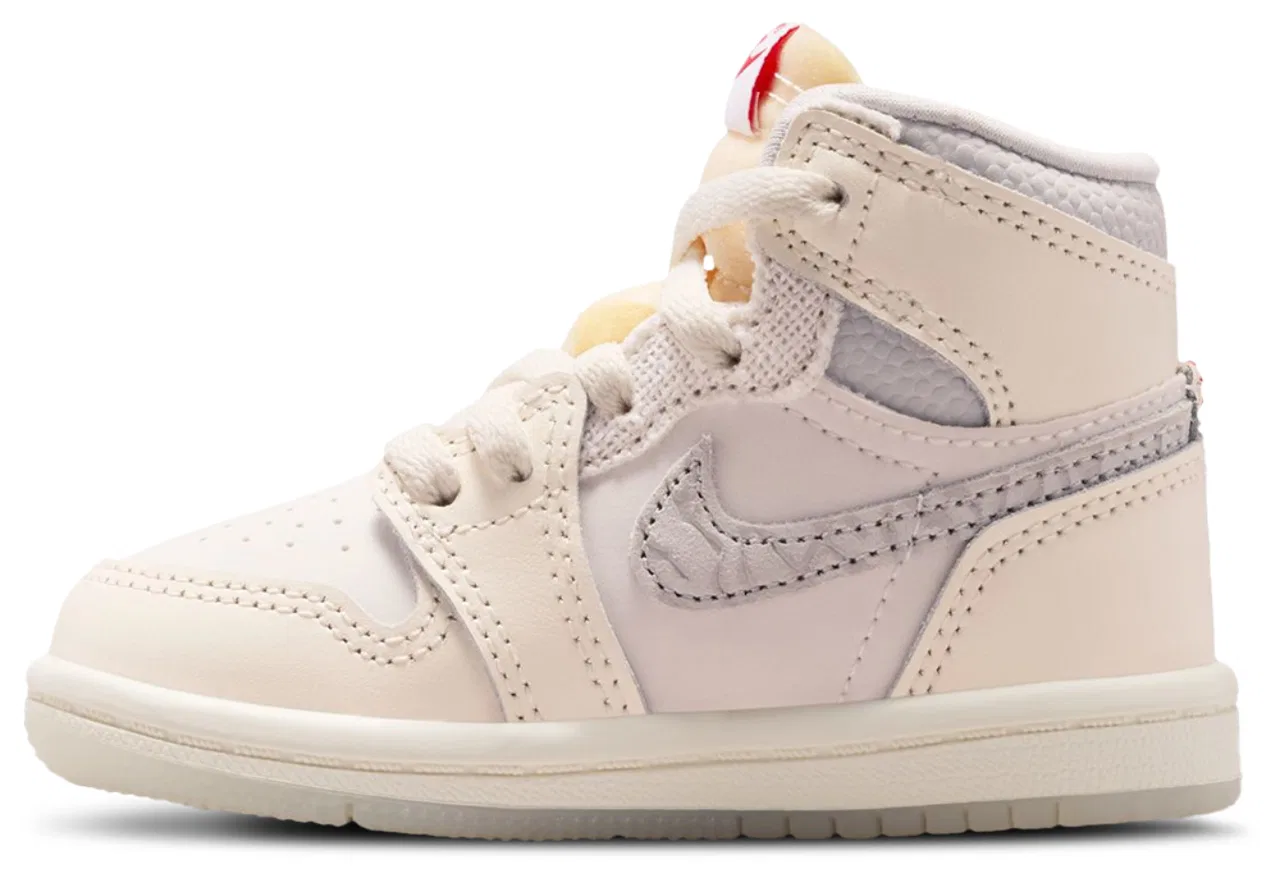Кроссовки для мальчиков Retro 1 High Jordan, цвет Pale Ivory/University Red/Pale Ivory — фото 2