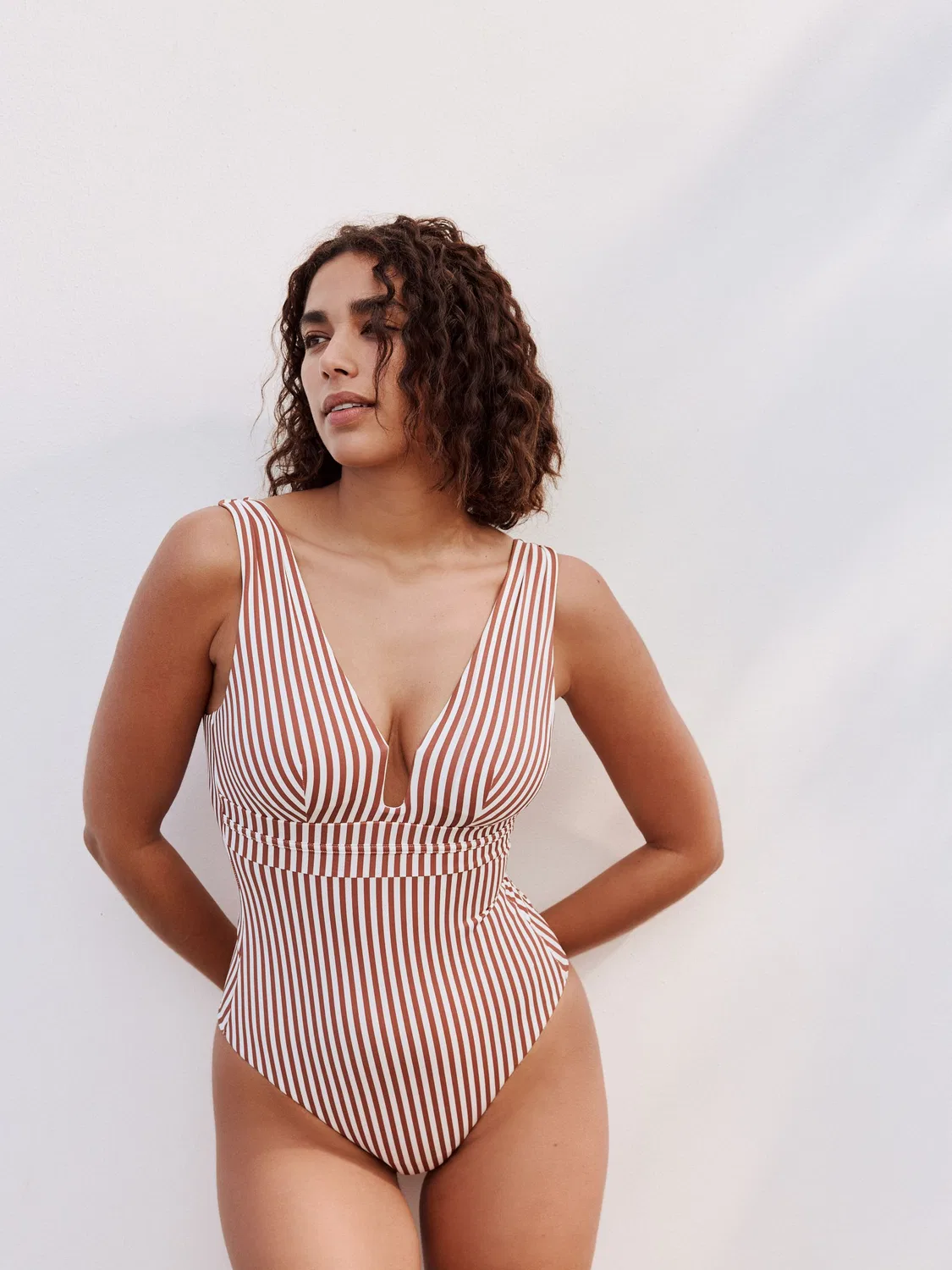 Купальник слитный с глубоким декольте, shaping, Rose/White Stripe Next, розово-белый в полоску