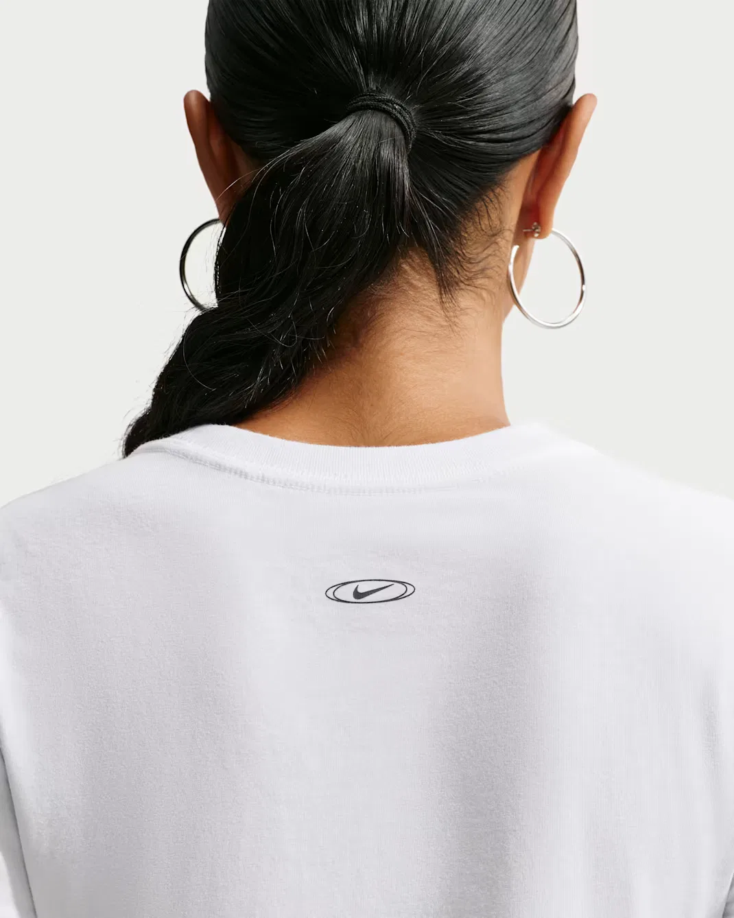 Женская облегающая укороченная футболка в стиле Mod Nike Sportswear Chill Knit, White — фото 2