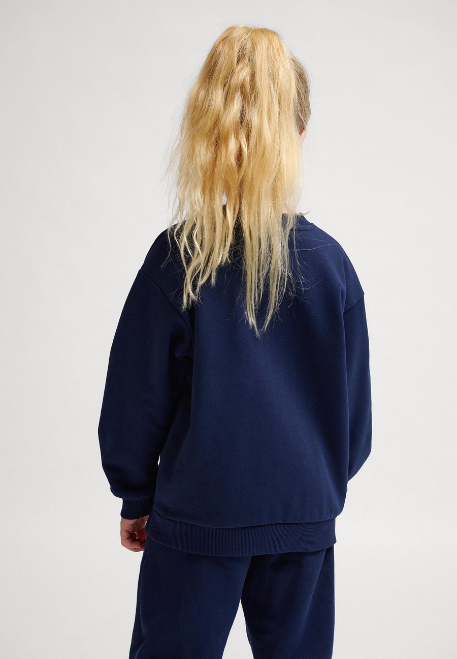 Толстовка Hummel CREWNECK , Dress Blues/Blue — фото 4