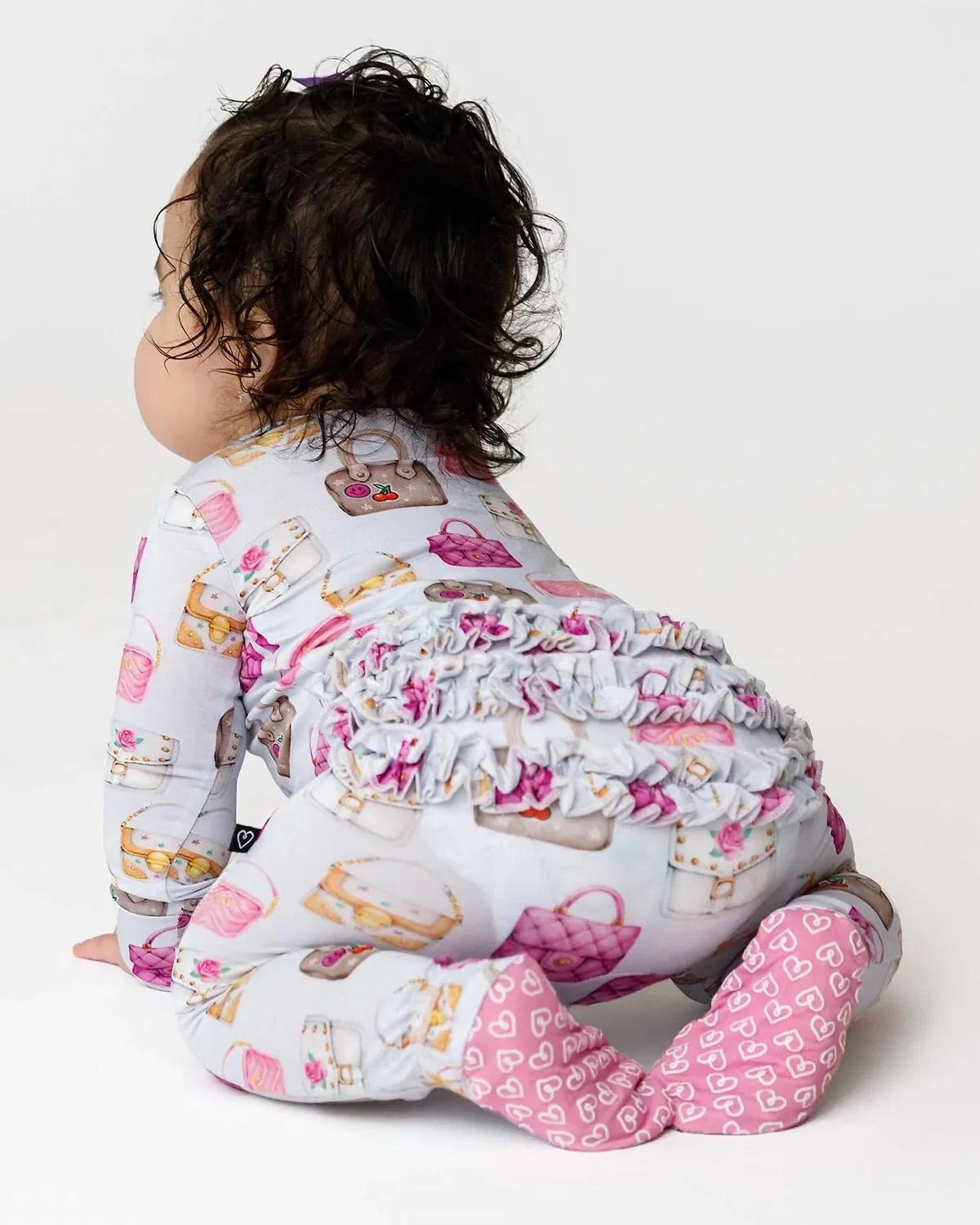 Детский боди-комбинезон с закрытыми ножками и оборками Jules Ruffled Zippered Footies Lev Baby, Pinks Purples And Golds — фото 3