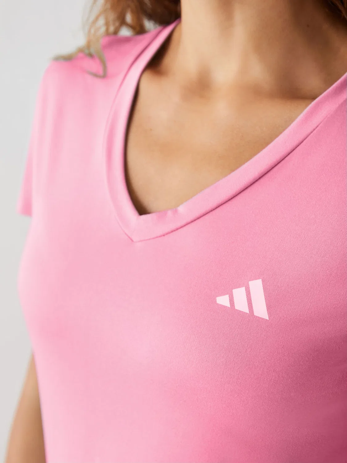 Футболка с V-образным вырезом, Workout Essentials adidas, розовый — фото 3