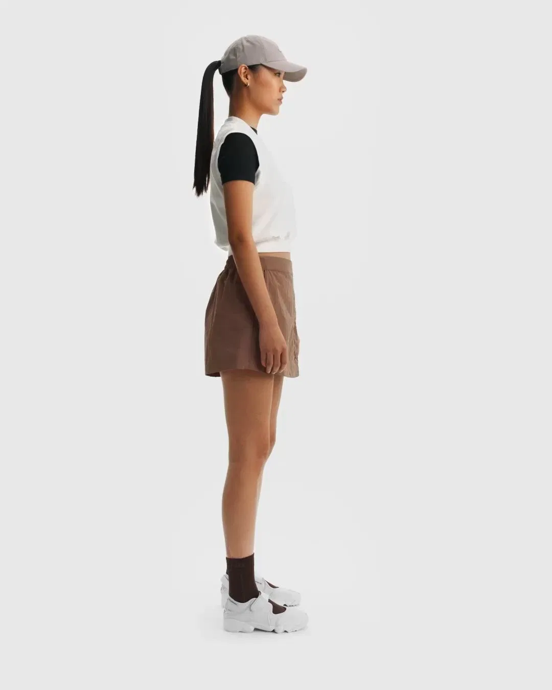 Женский топ-безрукавка из футера с V-образным вырезом Nike Sportswear Chill Terry, Cream — фото 2