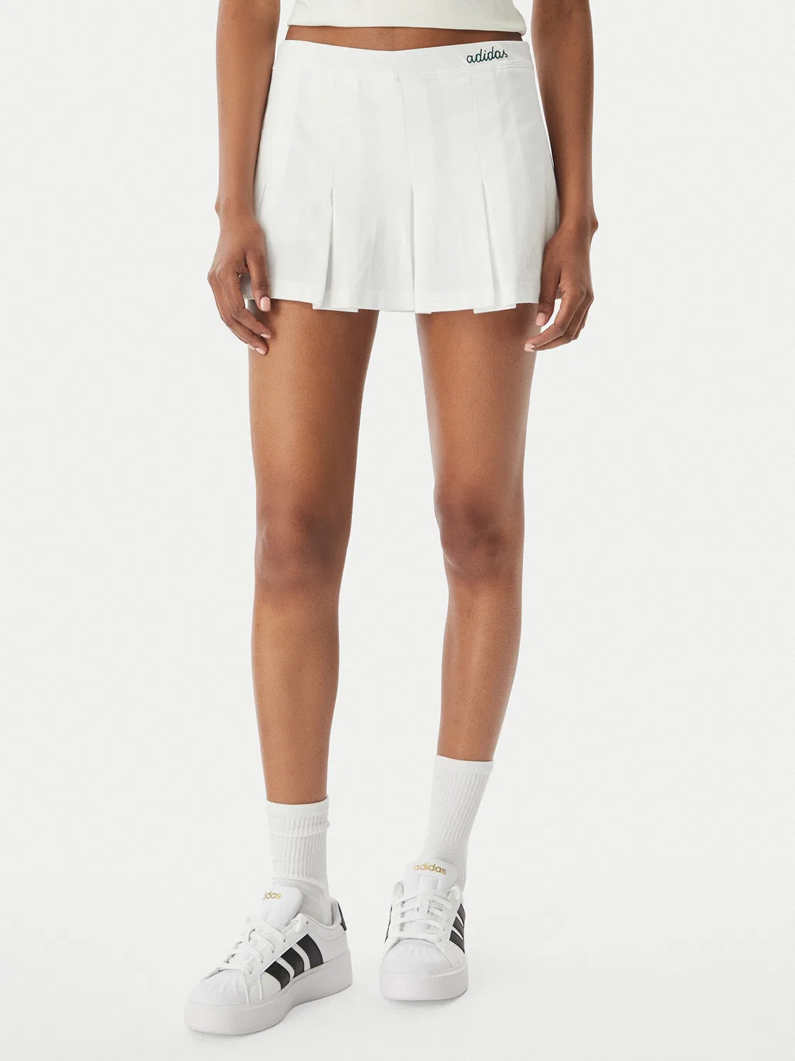 Женская плиссированная юбка свободного кроя Seasonal Essentials Colorpop Adidas, белый