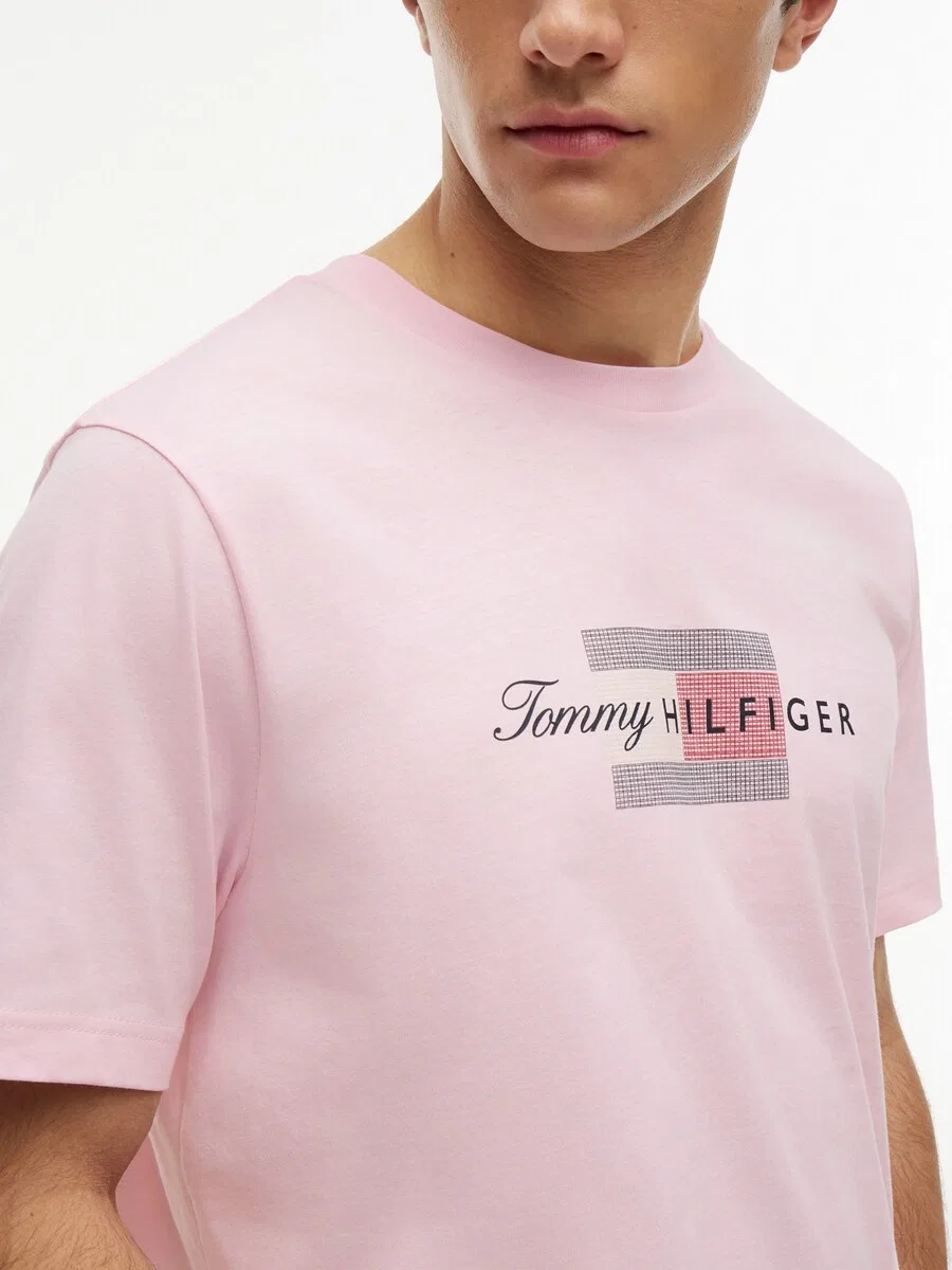 Футболка TOMMY HILFIGER с изображением флага, пастельно-розового цвета — фото 2