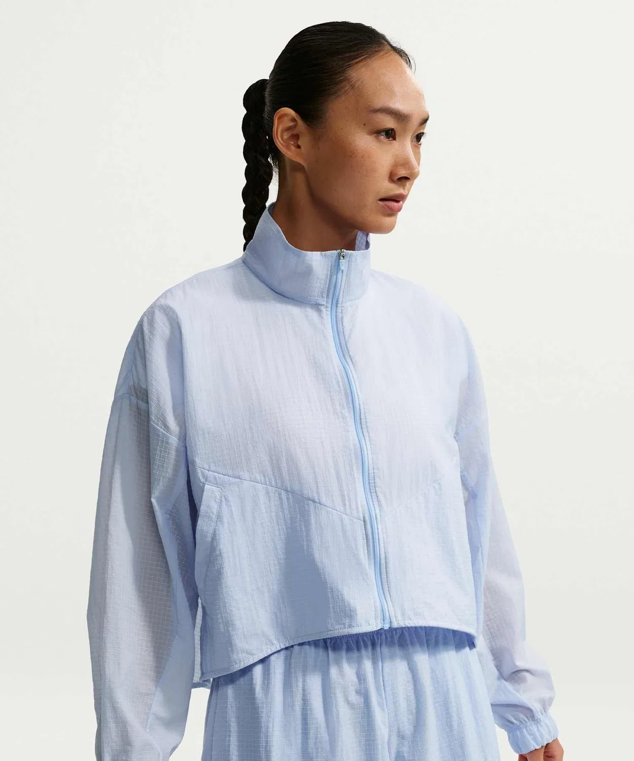 Женская куртка-ветровка легкая с капюшоном NIKE Sportswear Oversized Lightweight Ripstop Jacket, Clear Blue