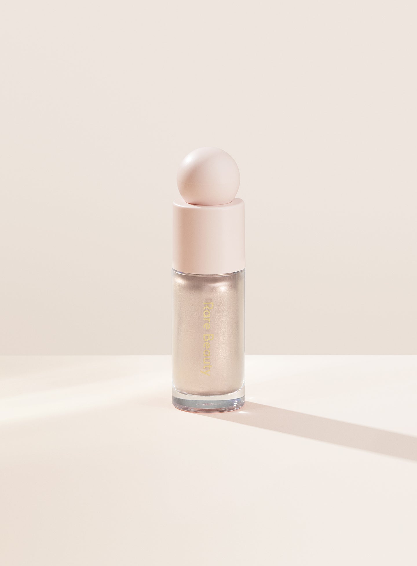 

Жидкий люминайзер Positive Light Rare Beauty, цвет enlighten/champagne, 15 мл