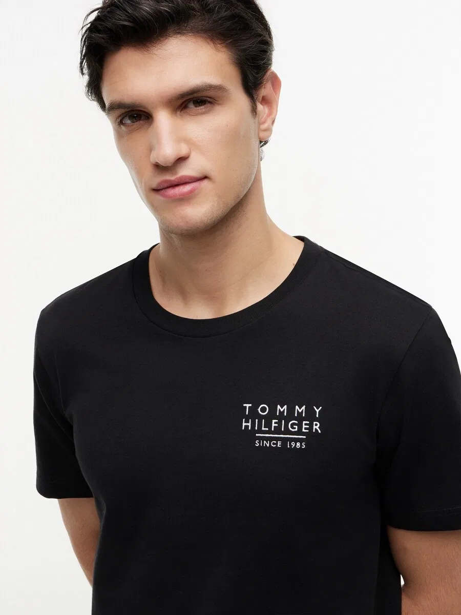 Футболка TOMMY HILFIGER с графическим изображением волнистого флага на спине, черная — фото 2