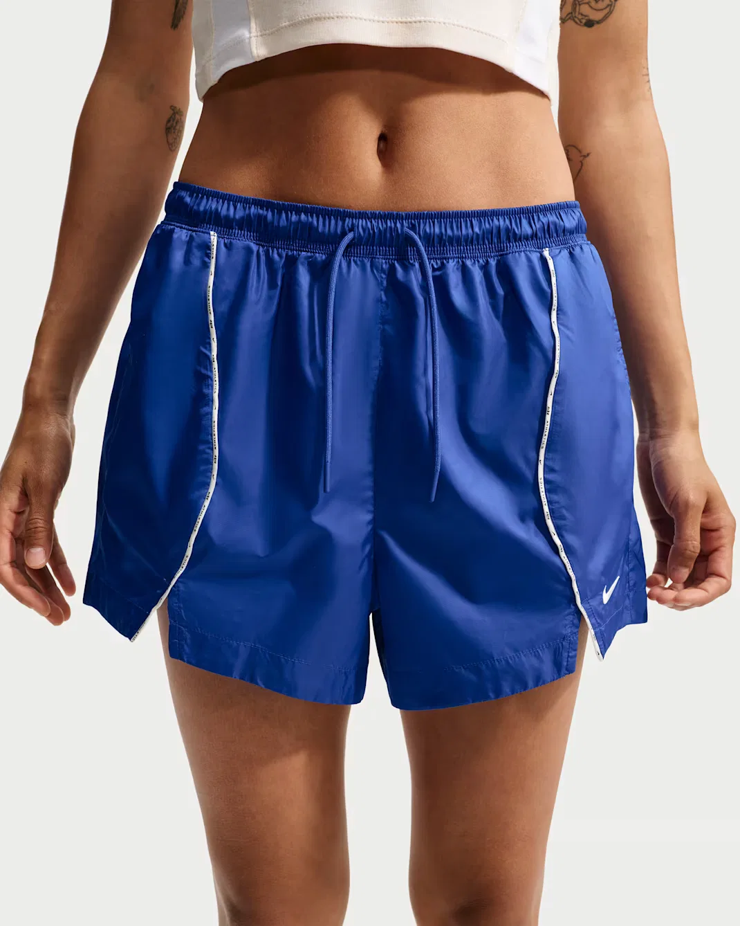 Женские свободные шорты средней посадки из водоотталкивающей ткани Nike Sportswear, Old Royal/Sail/Sail — фото 2