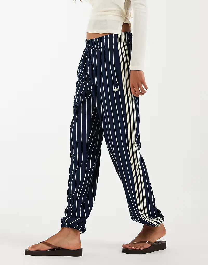 Спортивные брюки Adidas Originals Pinstripe Firebird в цвете ночной индиго/теплый ванильный — фото 2