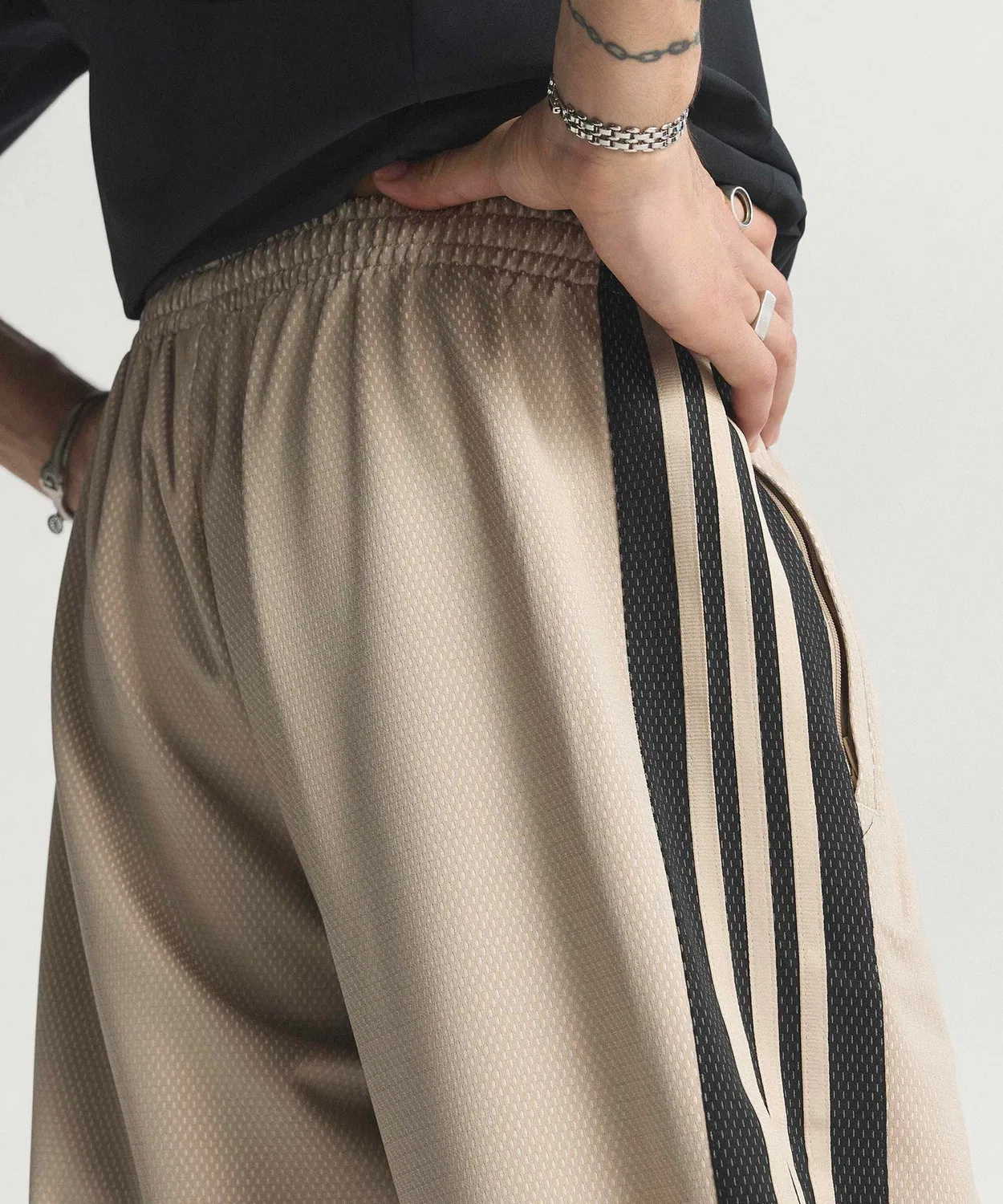 Мужские спортивные штаны свободного кроя с сеткой Loose Mesh Trackpants Adidas, Beige — фото 4