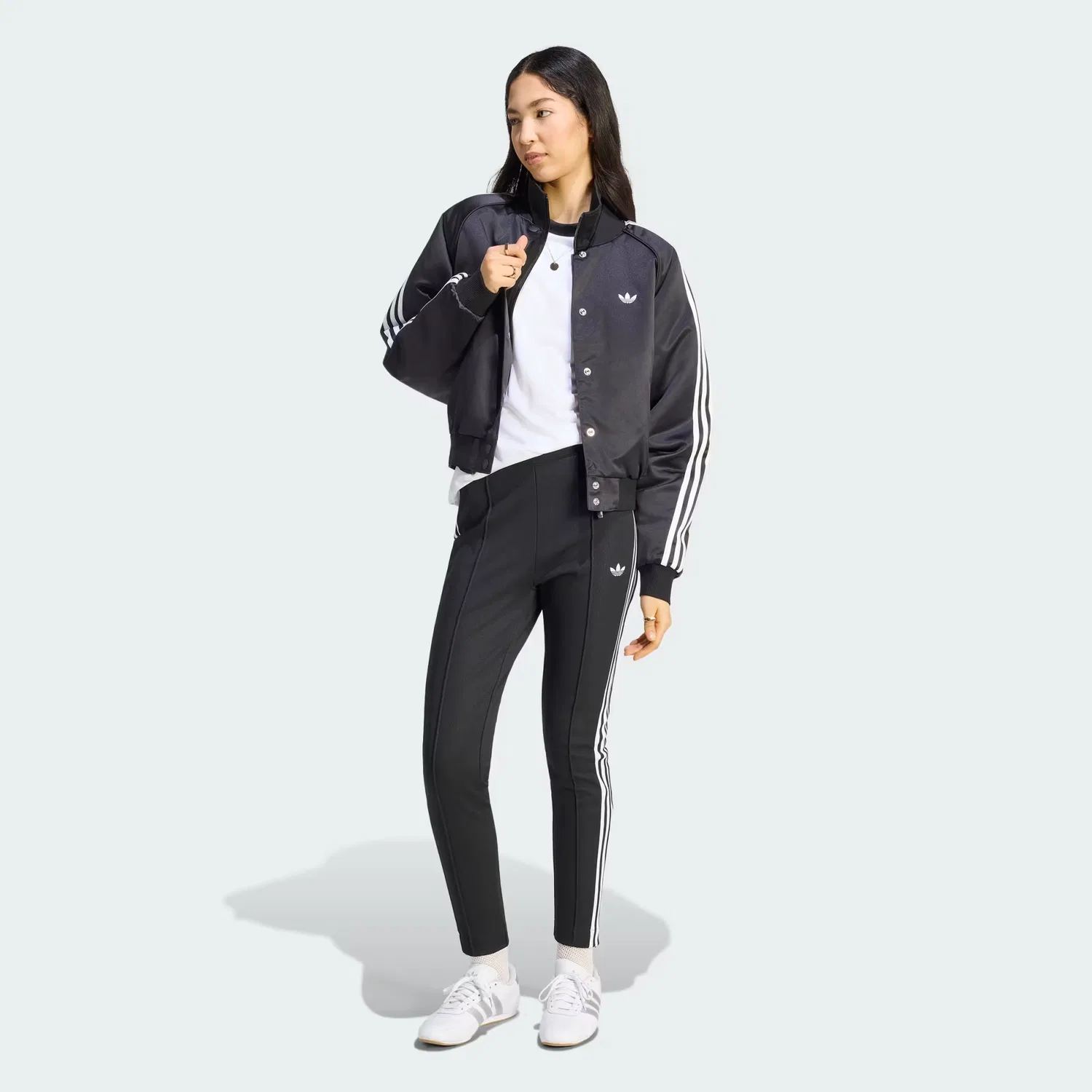 Женская куртка-бомбер из атласа Satin SST Bomber Jacket Adidas Originals, черный/белый/серый — фото 3