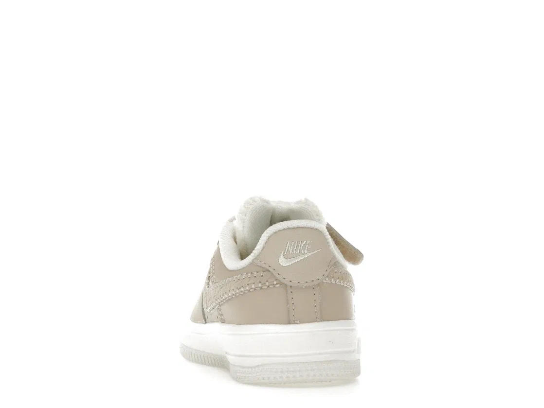 Детские кроссовки Lifestyle с системой EasyOn Nike Force 1 Low SE, Sanddrift Sail Dark Raisin Pale Ivory — фото 4