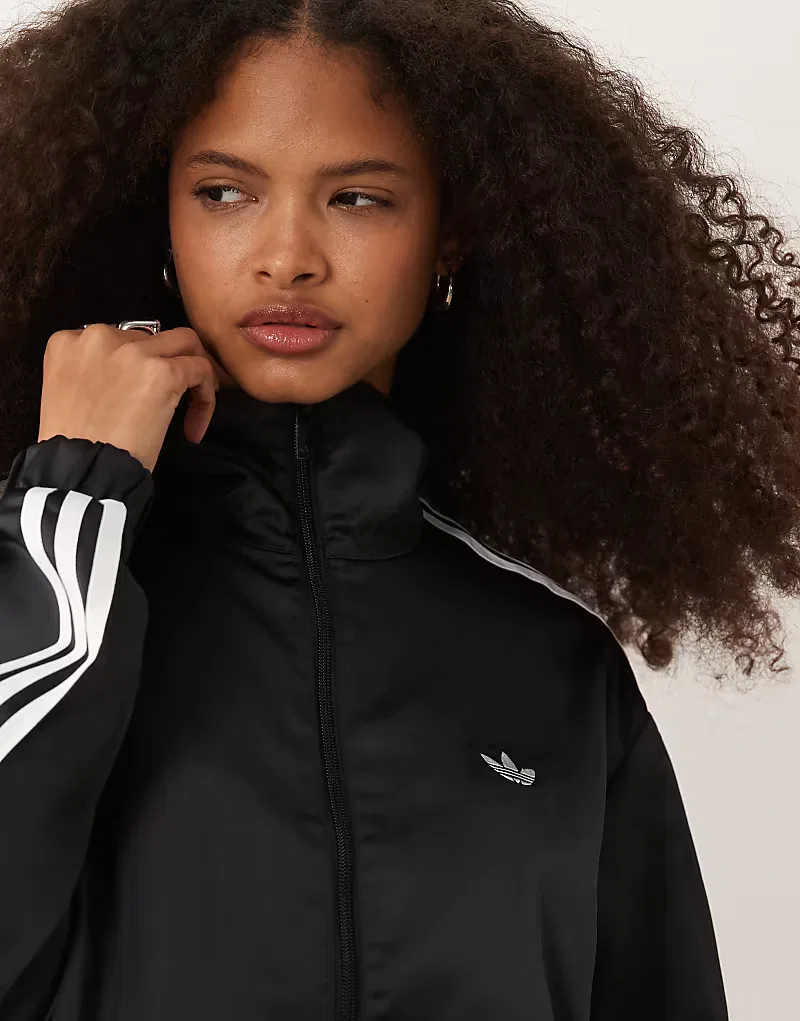 Атласная спортивная куртка Adidas Originals Firebird с кружевной отделкой по низу, черный — фото 2