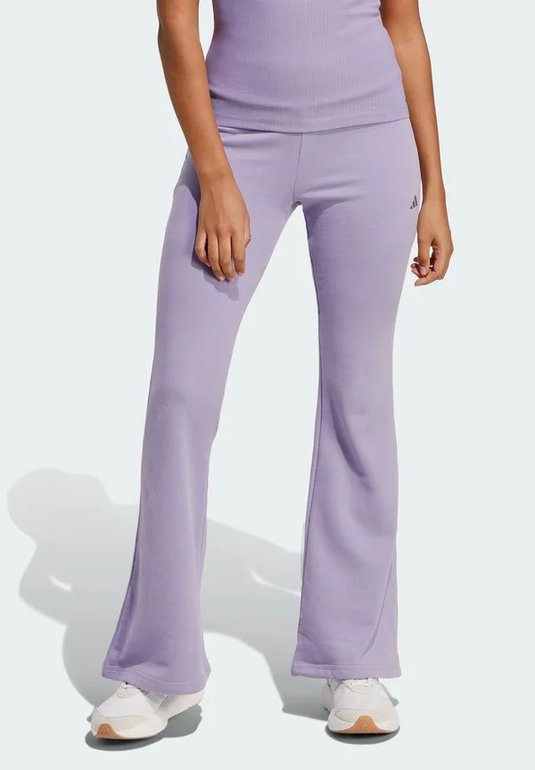 Сезонные базовые вещи: расклешенные спортивные брюки Adidas Sportswear, Magic Lilac