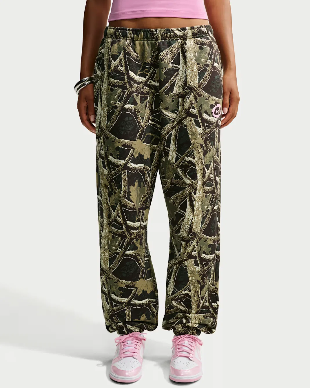 Женские брюки с высокой посадкой, свободного кроя и манжетами Nike Studio Fleece Medium Weight, Camo Green/Pink Rise — фото 2