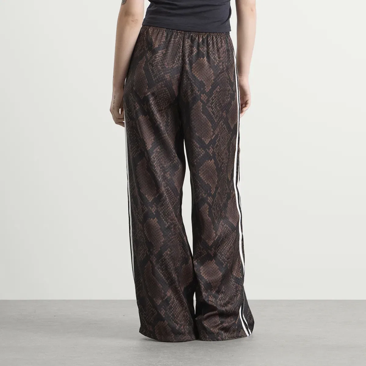 Женские брюки из атласа с принтом Satin Wide Leg Track Pant Adidas, Earth Strata & Aurora Coffee — фото 3