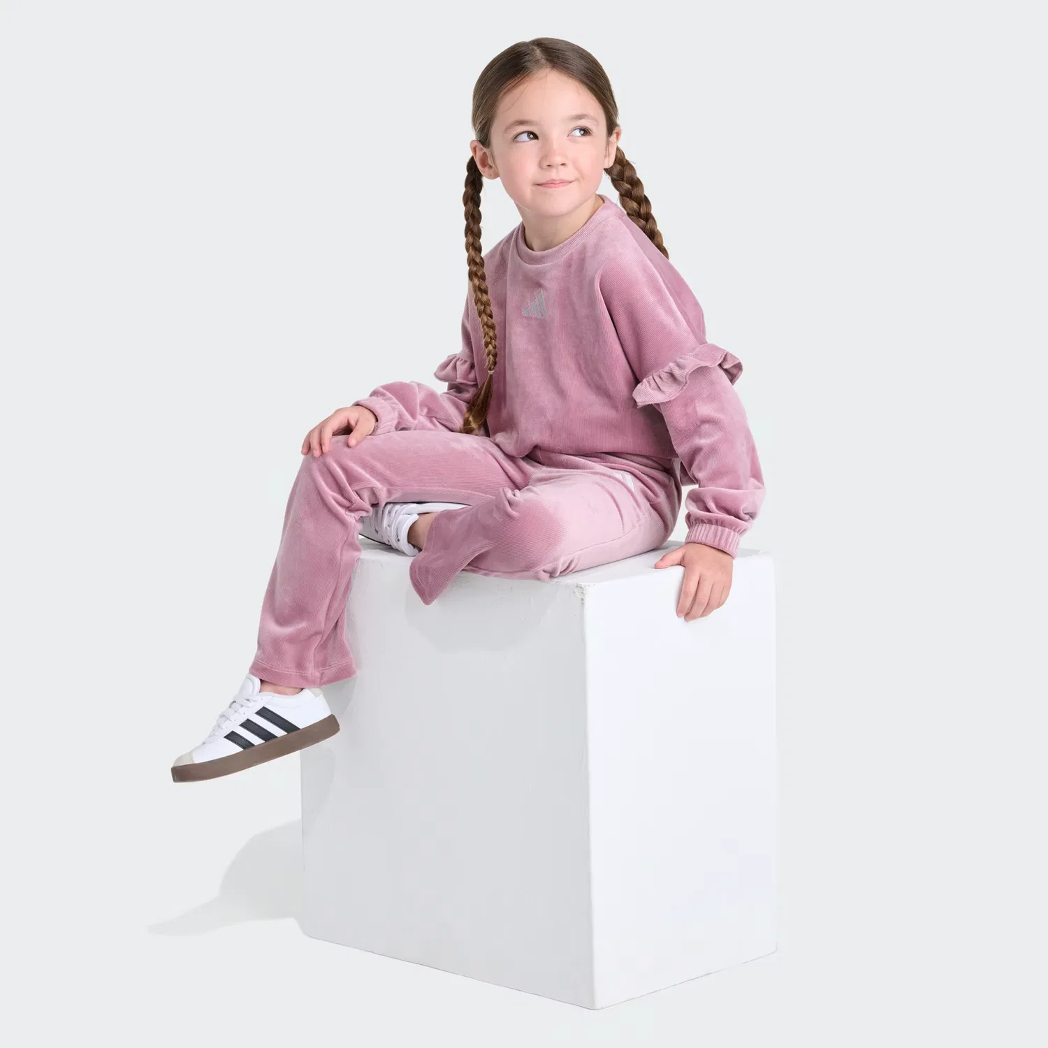 Детский комплект из пуловера и брюк из велюра в рубчик Adidas Sportswear, цвет magic mauve — фото 3