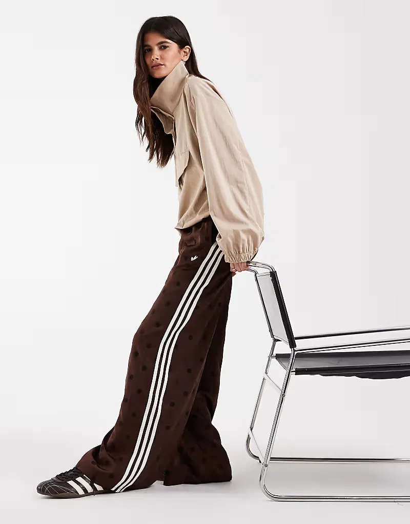 Спортивные брюки Adidas Originals из атласа с широкими штанинами в коричневую точку