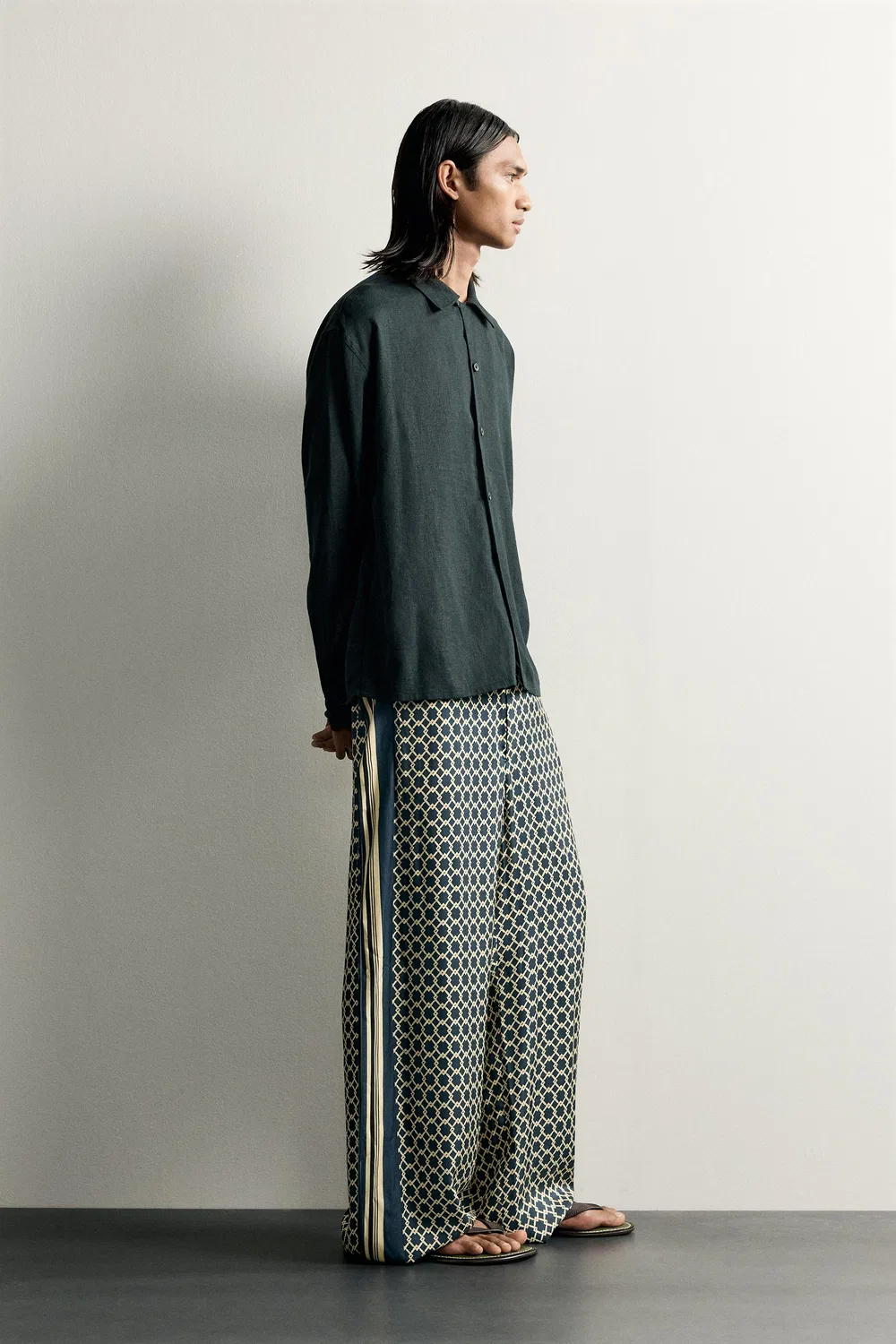 Лимитированная серия струящихся брюк с боковыми полосами. ZARA, Printed — фото 4