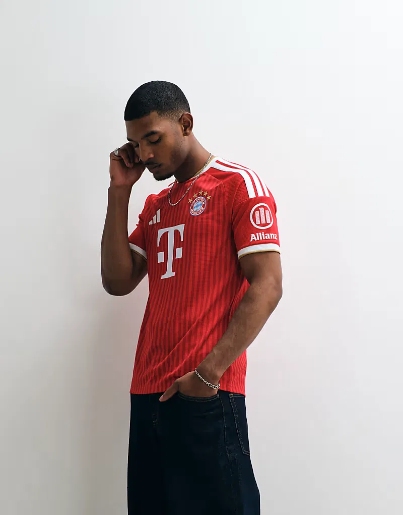 Домашняя футболка мюнхенской Баварии сезона 26/27 от Adidas, красный