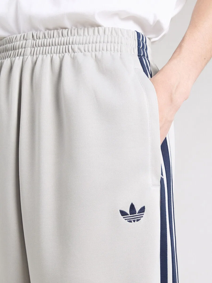 Брюки ADIDAS ORIGINALS свободного кроя 'Adicolor' светло-серого цвета — фото 3