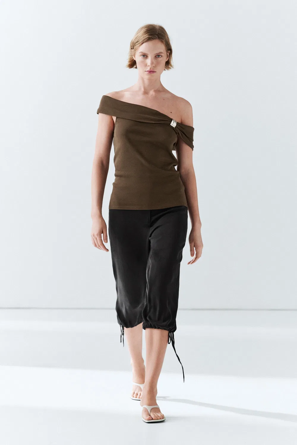 Топ Massimo Dutti, с открытыми плечами и декоративными стразами, хаки