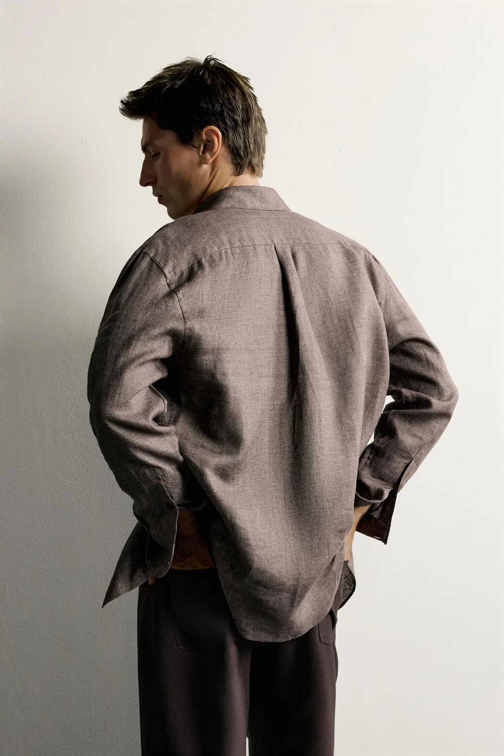 Рубашка из 100% льна, стандартного кроя. ZARA, Brown — фото 3