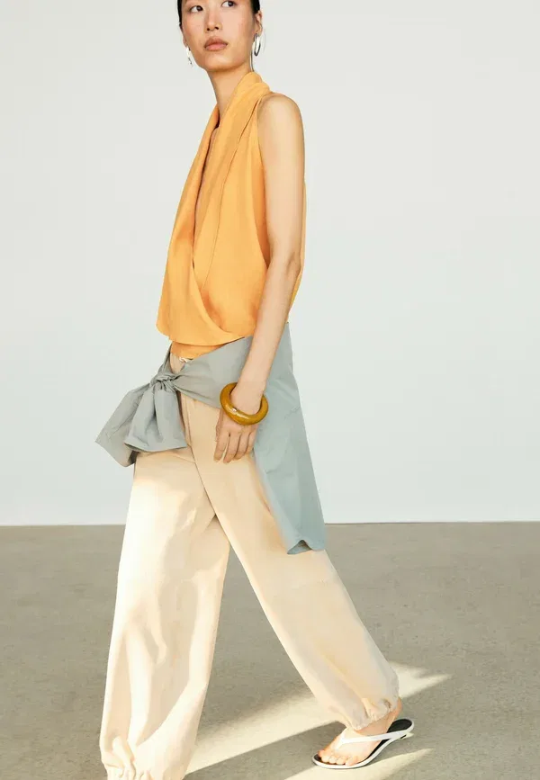 Блузка свободного кроя без рукавов Flowing halter top with ruffle detail Massimo Dutti, Light Yellow, светло-желтый — фото 4