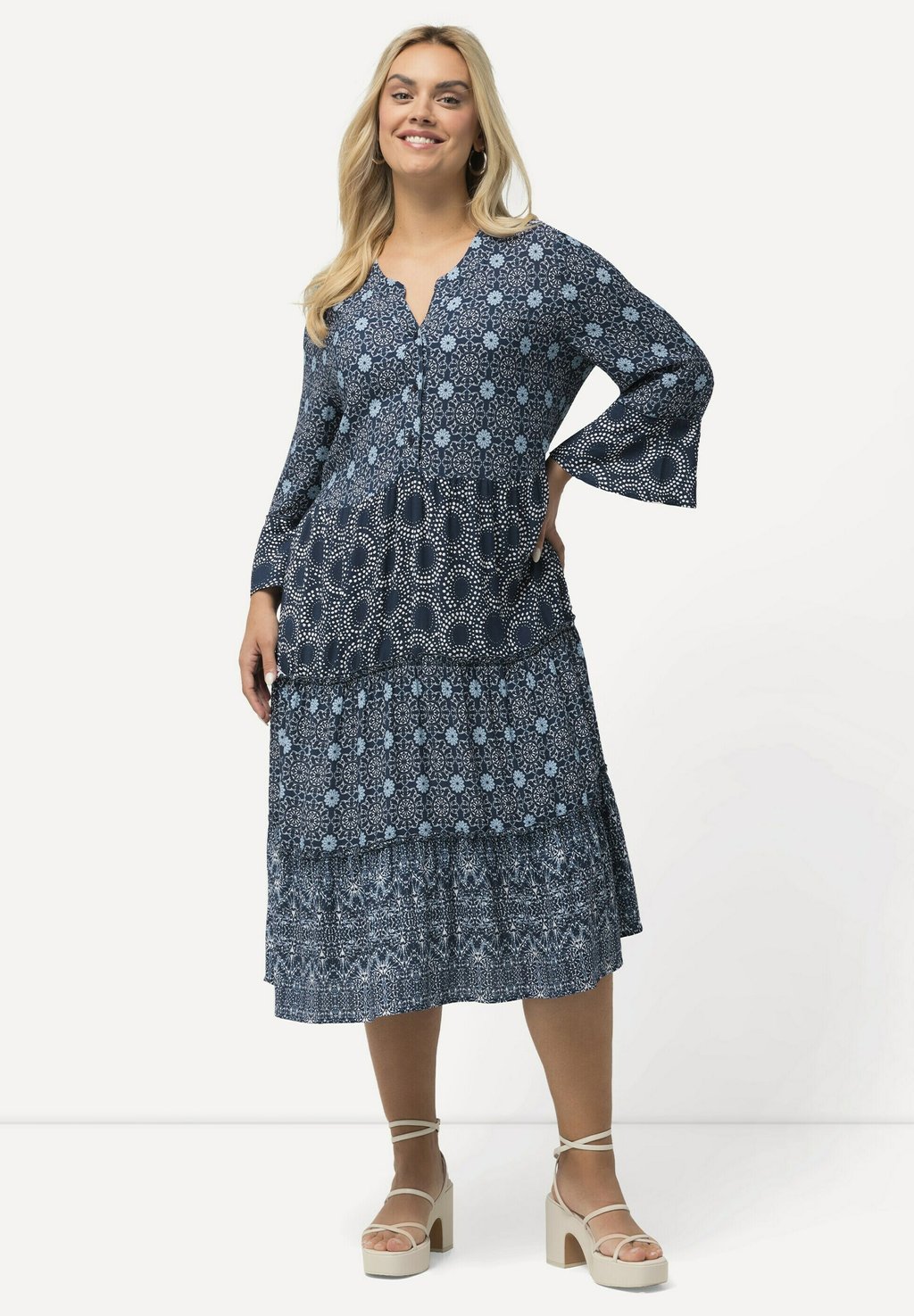 

Повседневное платье TIERED MIXED PATTERN 3/4 SLEEVE Ulla Popken, темно-синий